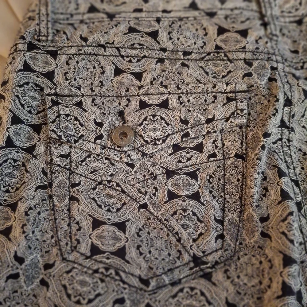 Bandolino Blu Women's Stylish Black And White Paisley Patterned Cropped Pants